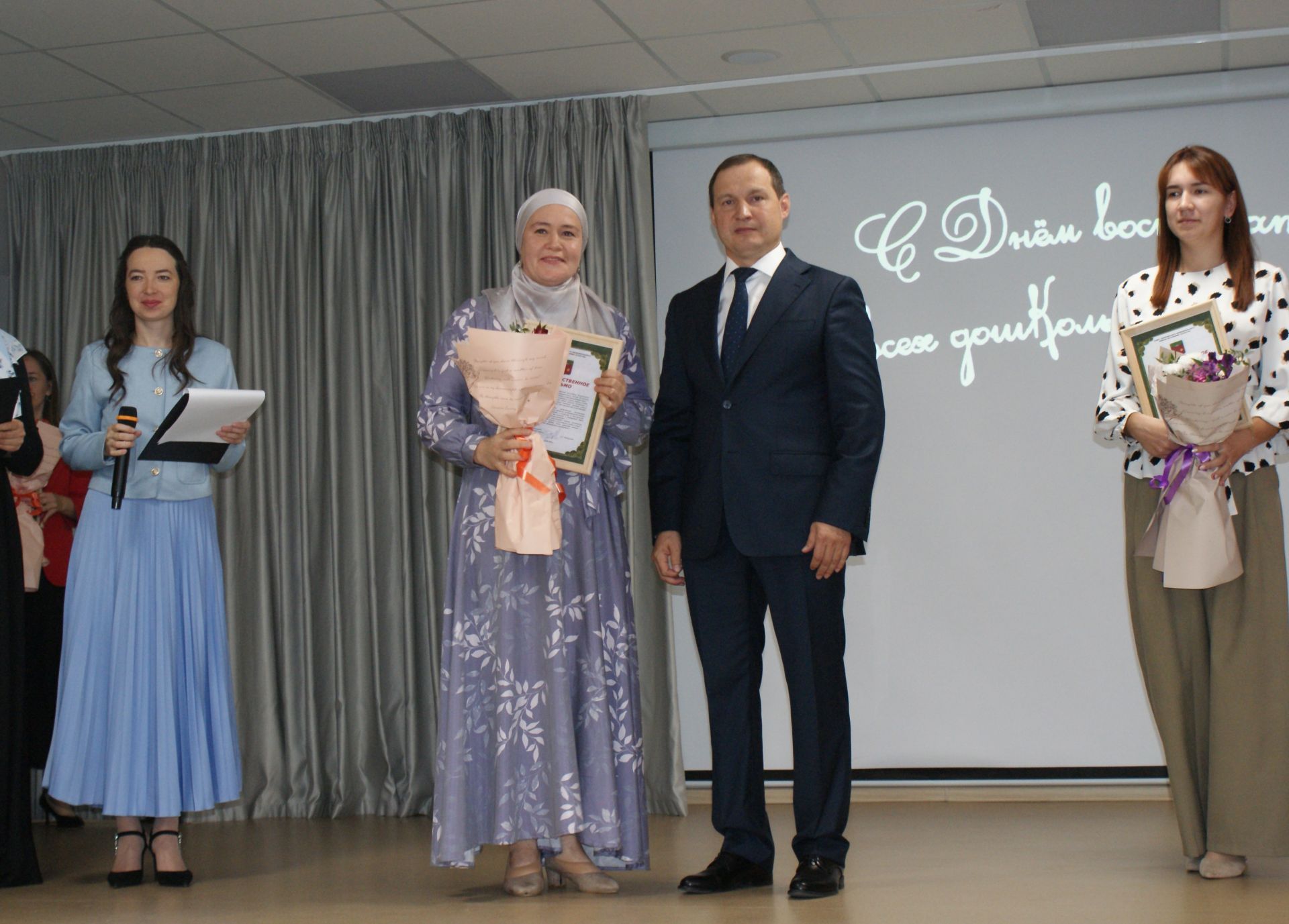 Тәрбиячеләрне тәбрикләделәр