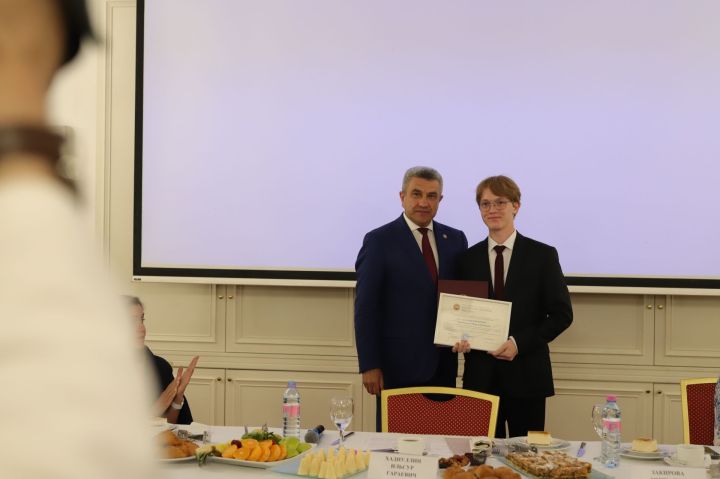 БДИны 300 һәм 200 баллга тапшырган укучылар белән очрашу