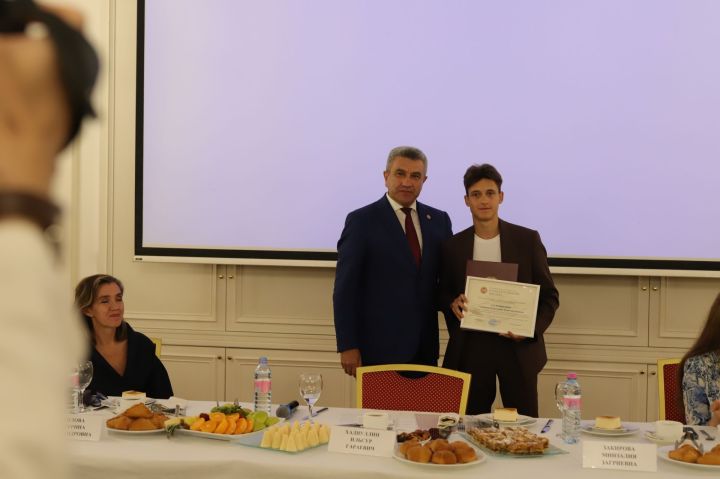 БДИны 300 һәм 200 баллга тапшырган укучылар белән очрашу