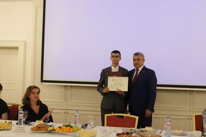 БДИны 300 һәм 200 баллга тапшырган укучылар белән очрашу