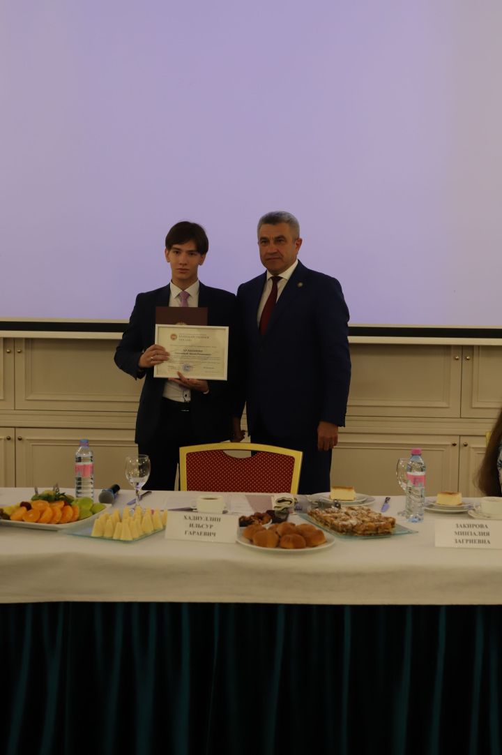 БДИны 300 һәм 200 баллга тапшырган укучылар белән очрашу