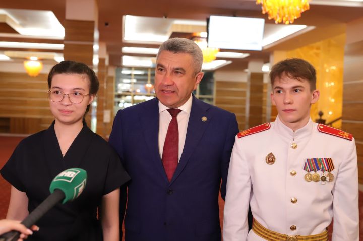 БДИны 300 һәм 200 баллга тапшырган укучылар белән очрашу