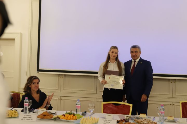 БДИны 300 һәм 200 баллга тапшырган укучылар белән очрашу