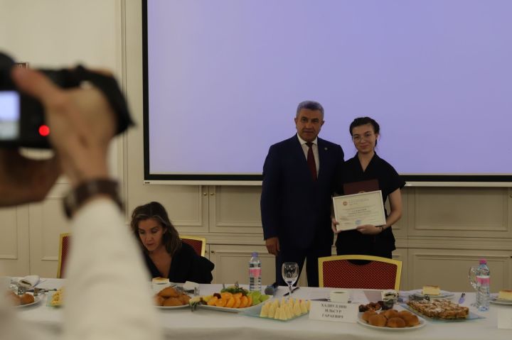 БДИны 300 һәм 200 баллга тапшырган укучылар белән очрашу