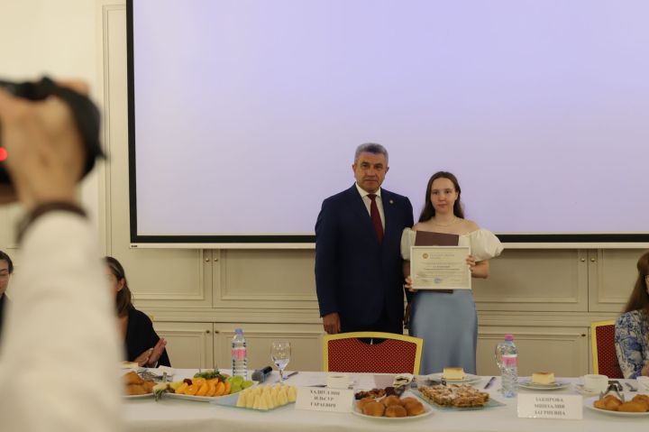 БДИны 300 һәм 200 баллга тапшырган укучылар белән очрашу