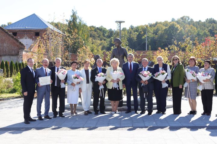 Укытучыга һәйкәл ачылышыннан фоторепортаж
