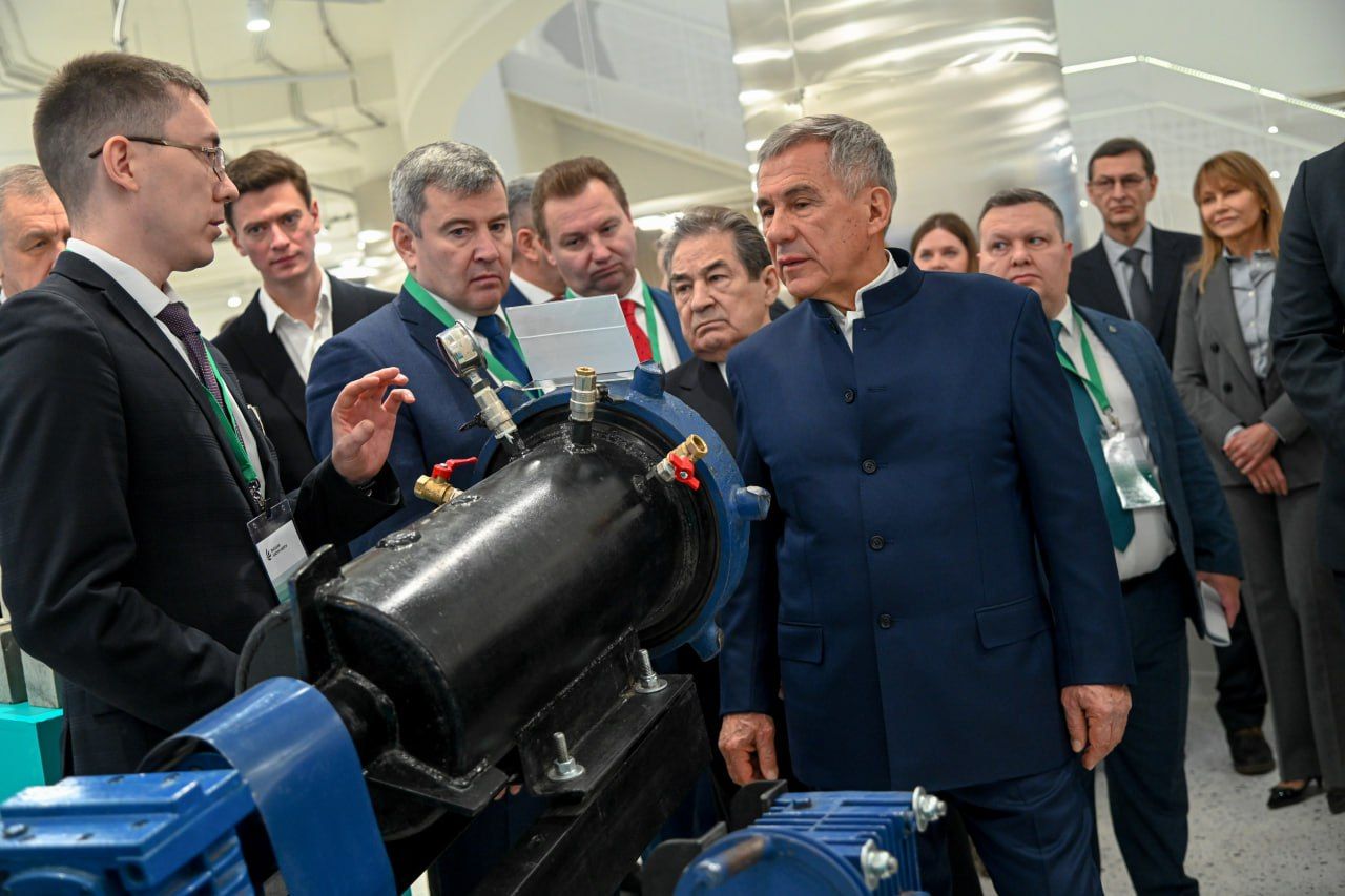 Рустам Минниханов посетил учебно-лабораторный корпус Высшей школы нефти в Альметьевске