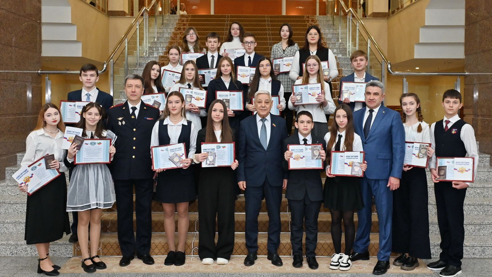 В День Конституции РФ Фарид Мухаметшин вручил паспорта 22 школьникам
