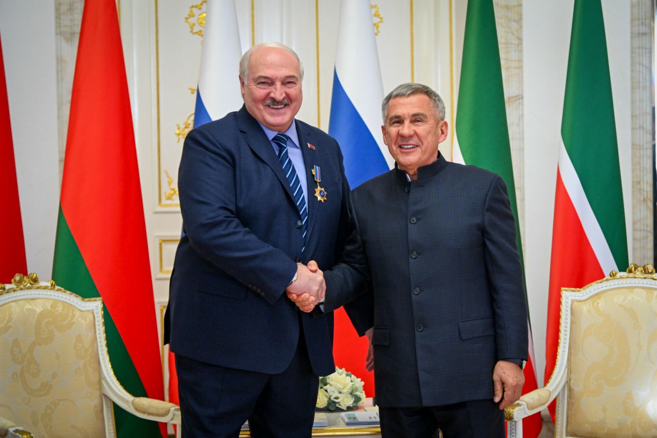 Лукашенко подарил Минниханову ручку с золотым пером
