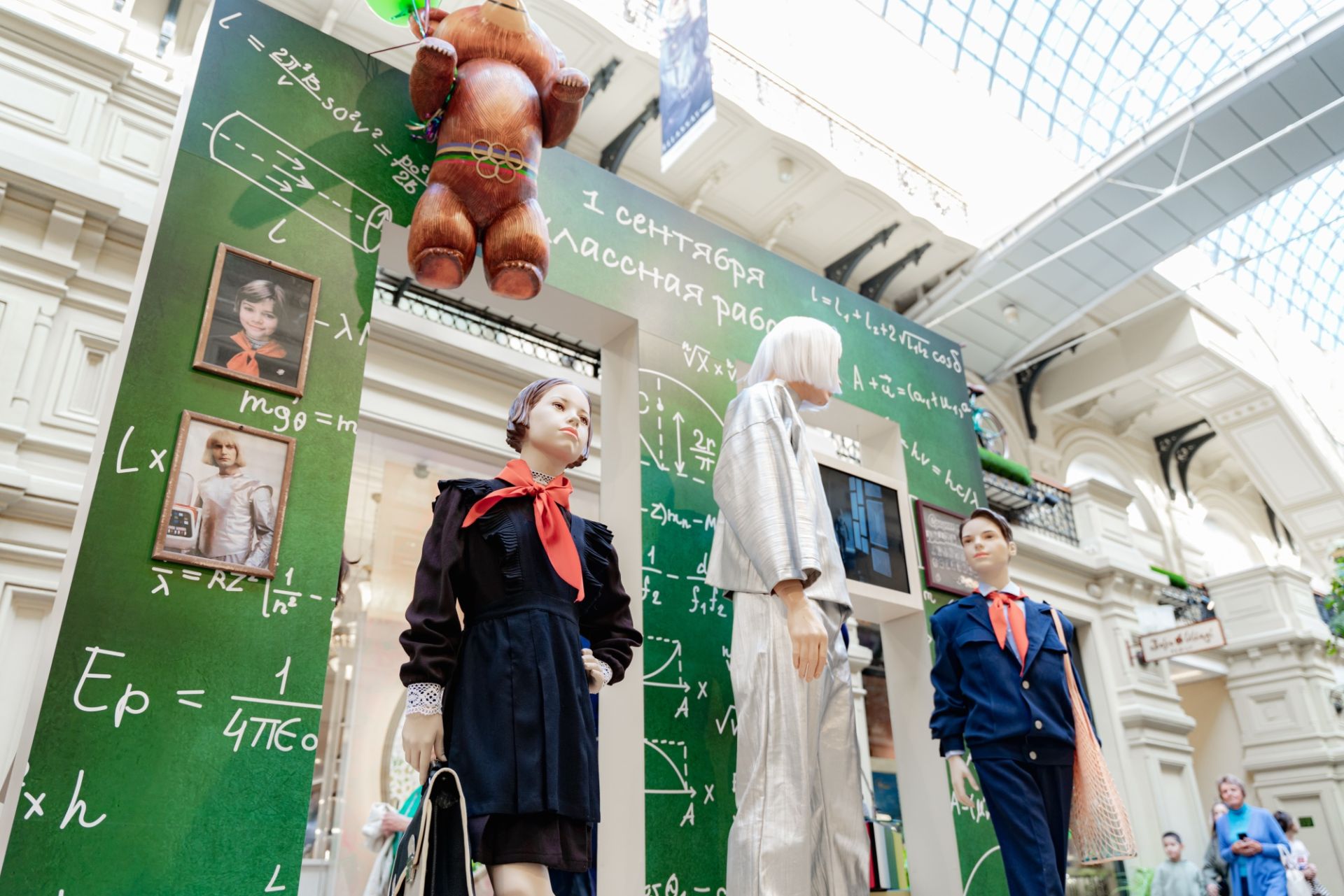 Сергей Кравцов  мәктәп формасы тарихына багышланган күргәзмә ачылышында катнашты