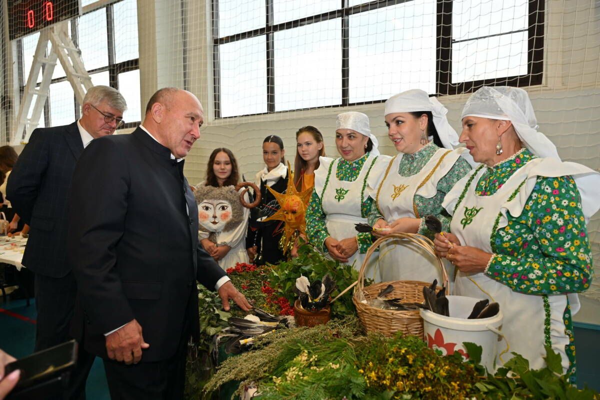 Марат Әхмәтов «Ура, авылга!» проектын оештыручылар белән очрашты