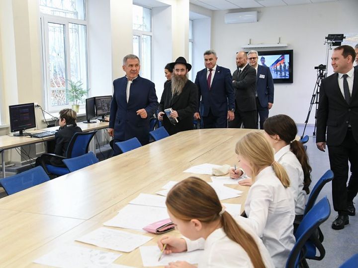 Рустам Минниханов  посетил  школу №12 Казани
