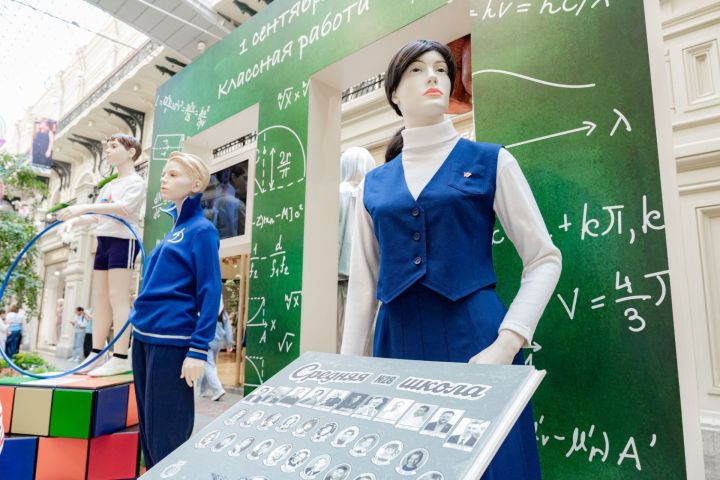 Сергей Кравцов  мәктәп формасы тарихына багышланган күргәзмә ачылышында катнашты