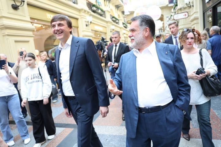 Сергей Кравцов  мәктәп формасы тарихына багышланган күргәзмә ачылышында катнашты