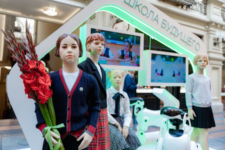 Сергей Кравцов  мәктәп формасы тарихына багышланган күргәзмә ачылышында катнашты