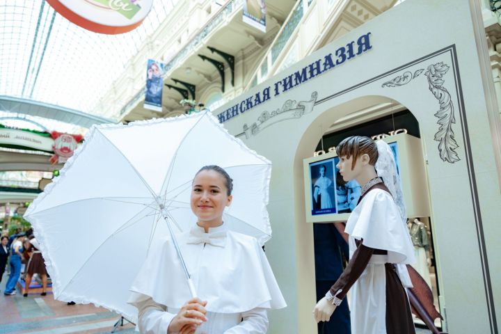 Сергей Кравцов  мәктәп формасы тарихына багышланган күргәзмә ачылышында катнашты