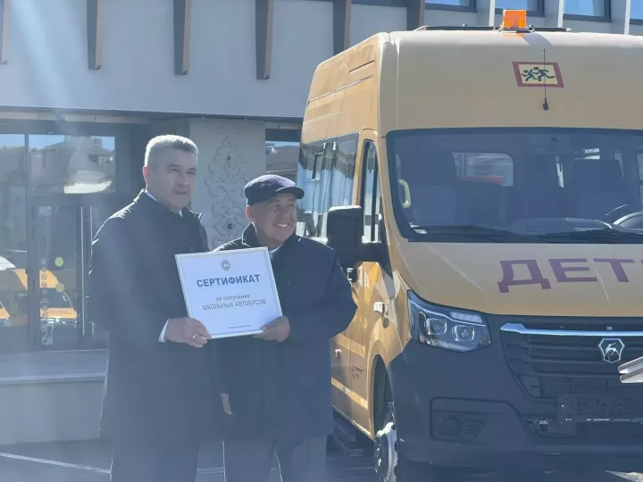 Рөстәм Миңнеханов яңа мәктәп автобуслары тапшырды