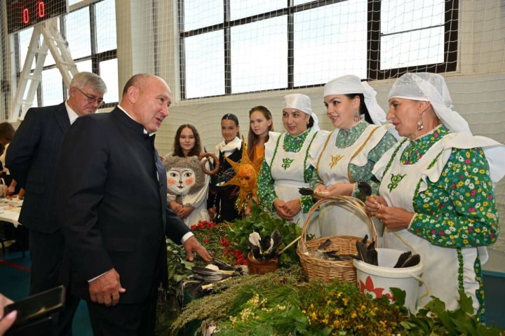 Марат Әхмәтов «Ура, авылга!» проектын оештыручылар белән очрашты