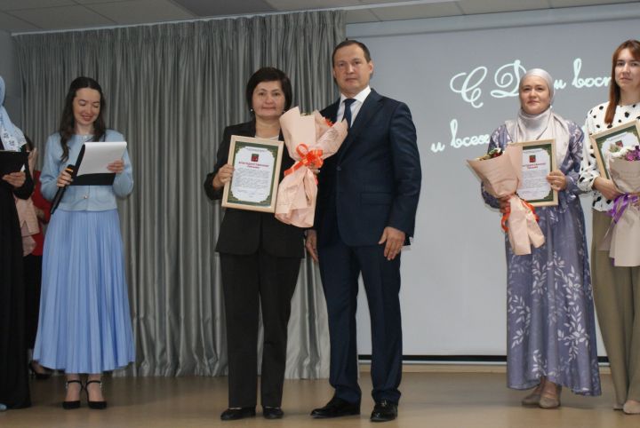 Тәрбиячеләрне тәбрикләделәр