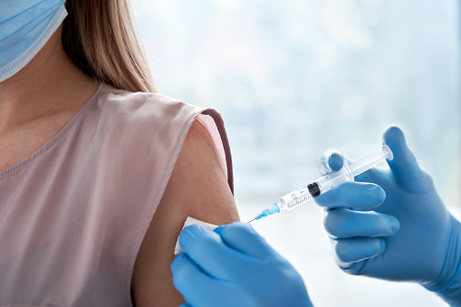 Почему важно проходить два этапа вакцинации?
