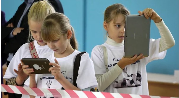 Российских школьников ставят у станка