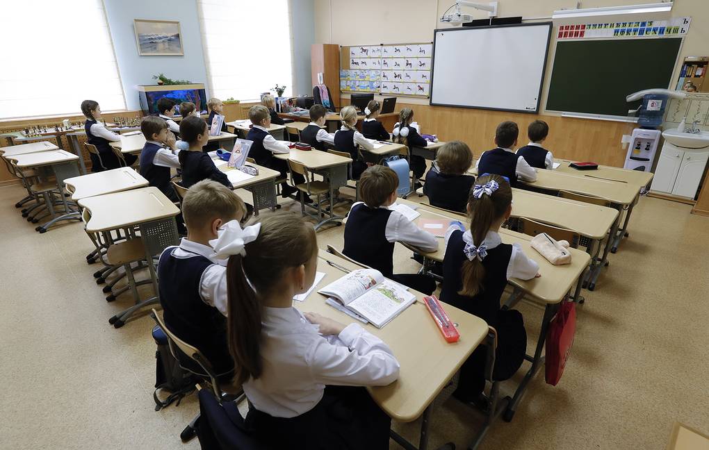 Минпросвещения порекомендует школам собирать у учеников телефоны перед входом в класс