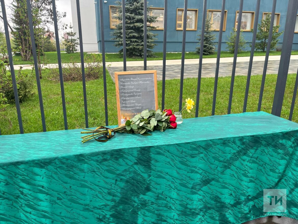 Возле гимназии №175 в годовщину трагедии со стрельбой появился стихийный мемориал