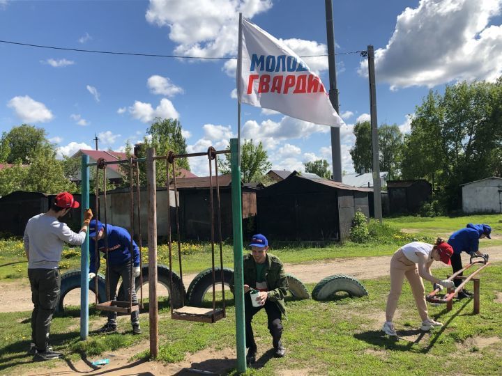 Алабуганың яшь гвардиячеләре уен мәйданчыкларын тәртипкә китерде