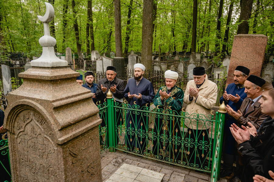 На могилах известных деятелей Татарстана установили таблички с QR-кодами