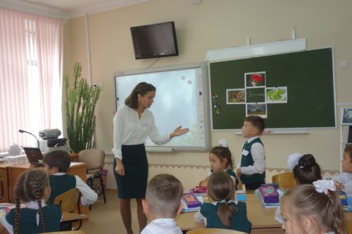 800 тысяч учителей получат прибавку к зарплате