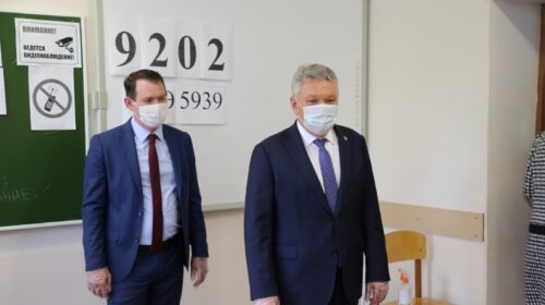 Рафис Бурганов посетил пункт сдачи ЕГЭ