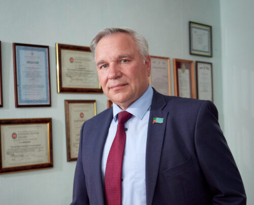 Нужно справляться с проблемами, которые приходят вместе с властью