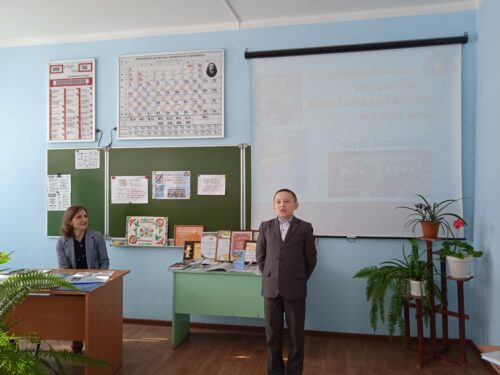 Пустые парты в ООН как символ миллионов детей, пропустивших школу в период пандемии