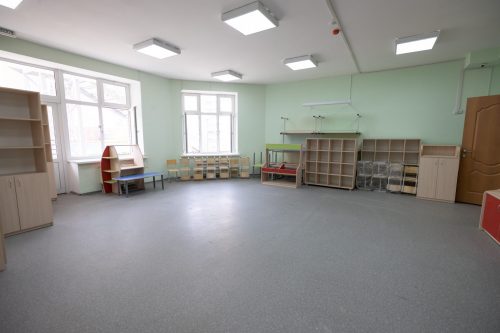 Садик с обучающей настенной панелью