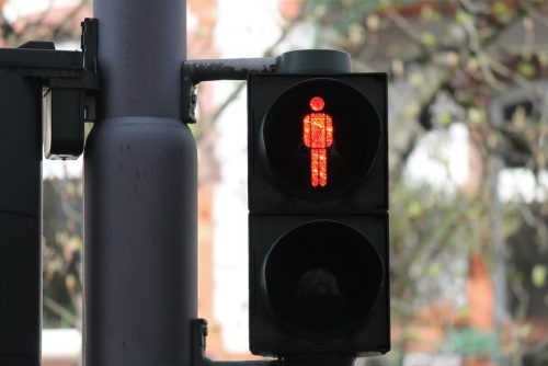 Первый светофор с голосовыми сообщениями появился в Казани