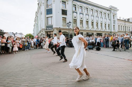 Казанцы и гости города станцевали «Чабата» на Баумана