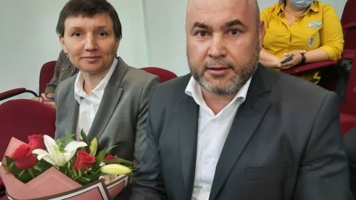 Семье учителей подарили машину