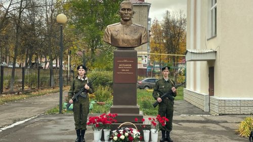 В лениногорской школе открыли бюст Героя России Дамира Исламова